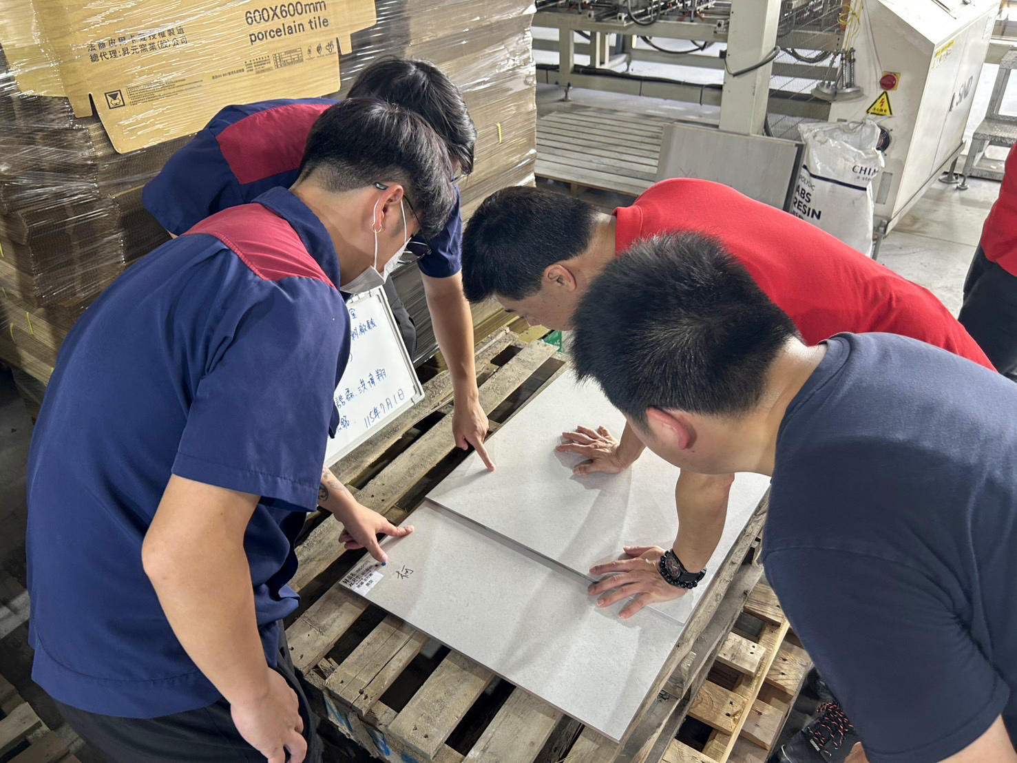 於太陽光與日光燈下比對磁磚色澤，配合色卡確認無任何色差