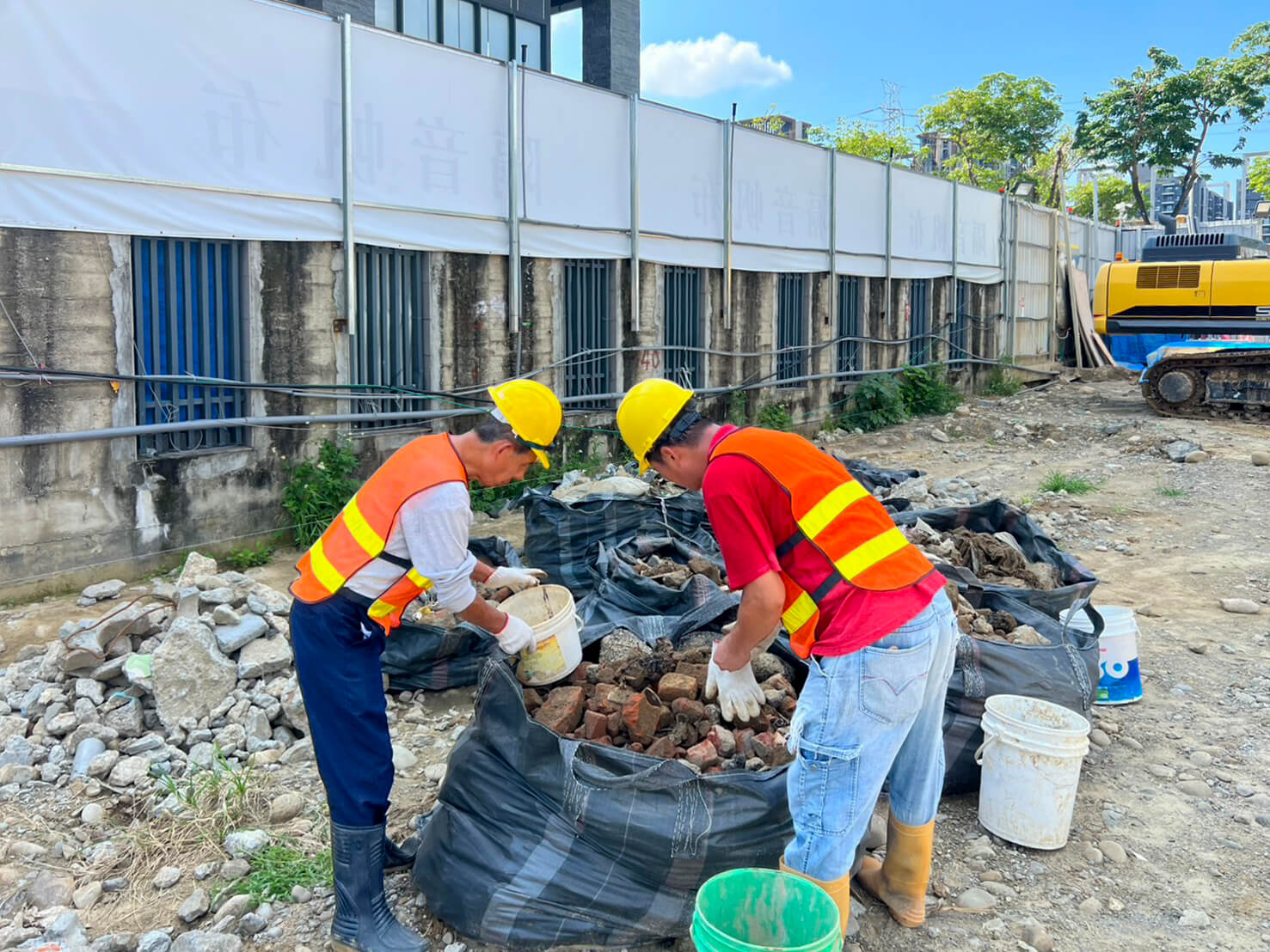 土方篩土分類作業，篩出廢棄物以符合環保安全規範