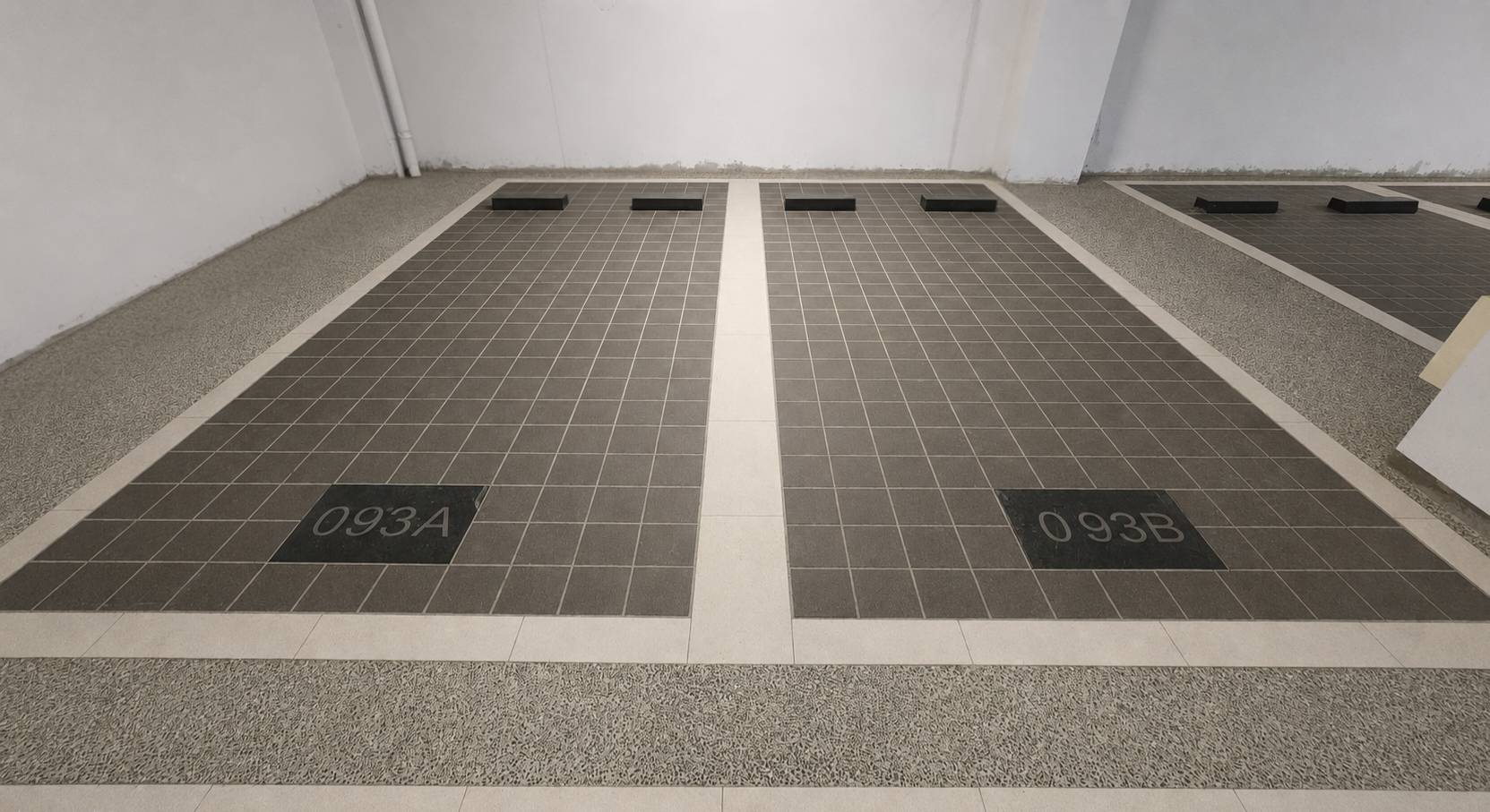 停車場平面抿石與磁磚收邊工序完成實景，展現精細工藝品質