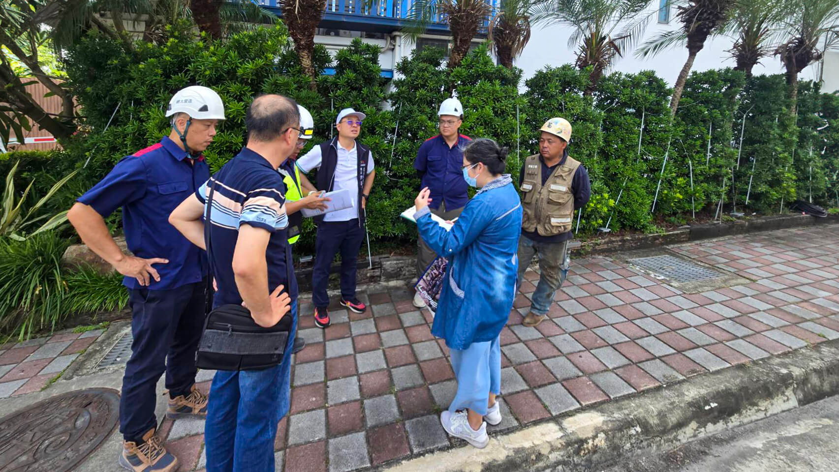 工務同仁會同交通局、警察局、里長現場會勘，嚴格規劃塔吊拆除動線與安全引導