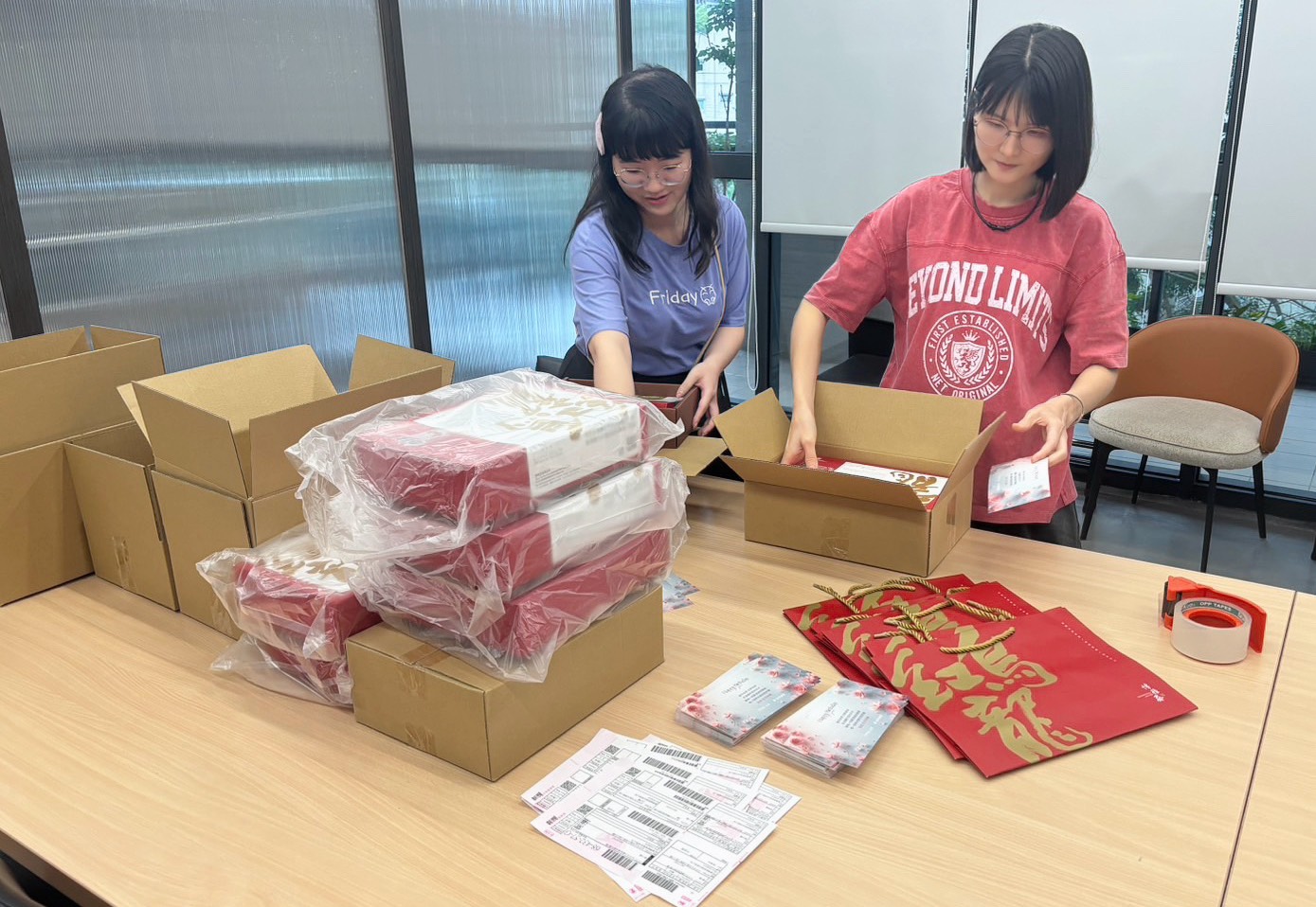 客服部同仁細心包裝住戶專屬的生日賀禮與溫馨卡片