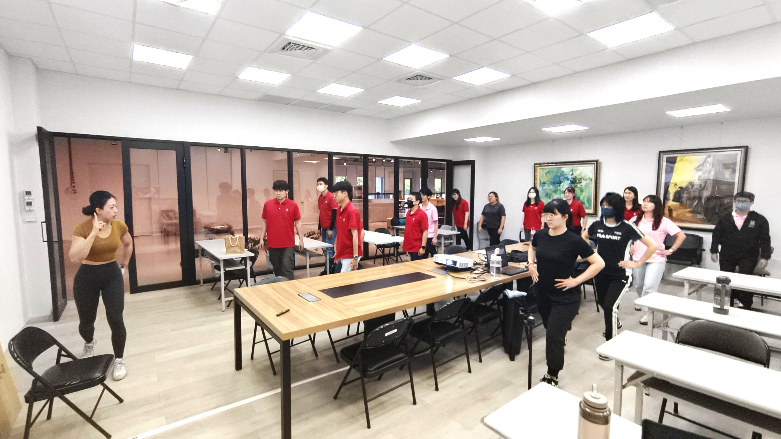 品牌部同仁共同參與每週兩次的職場健身核心訓練實作