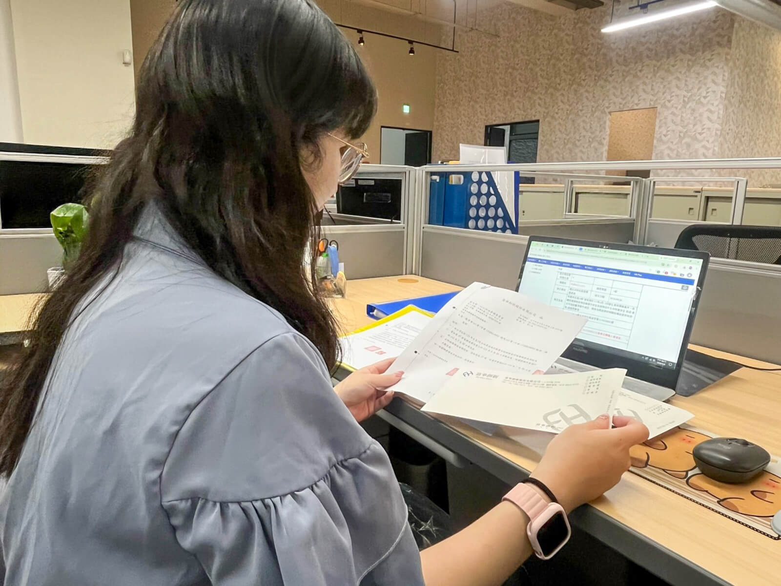 客服同仁核對寄發社區函文，建立良好互動管道