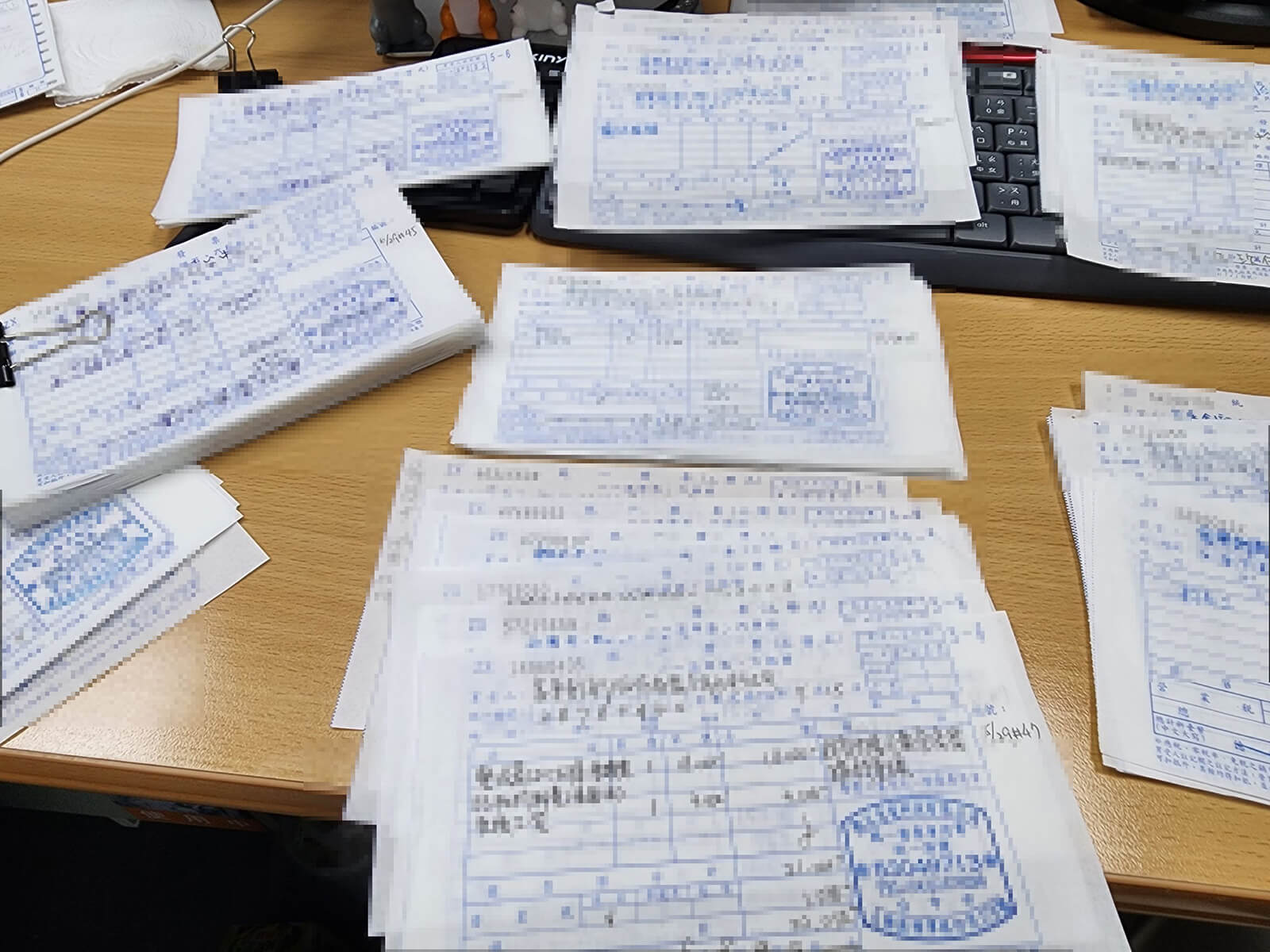 財務部同仁逐筆核對發票字軌與金額，落實內部審計與法規申報