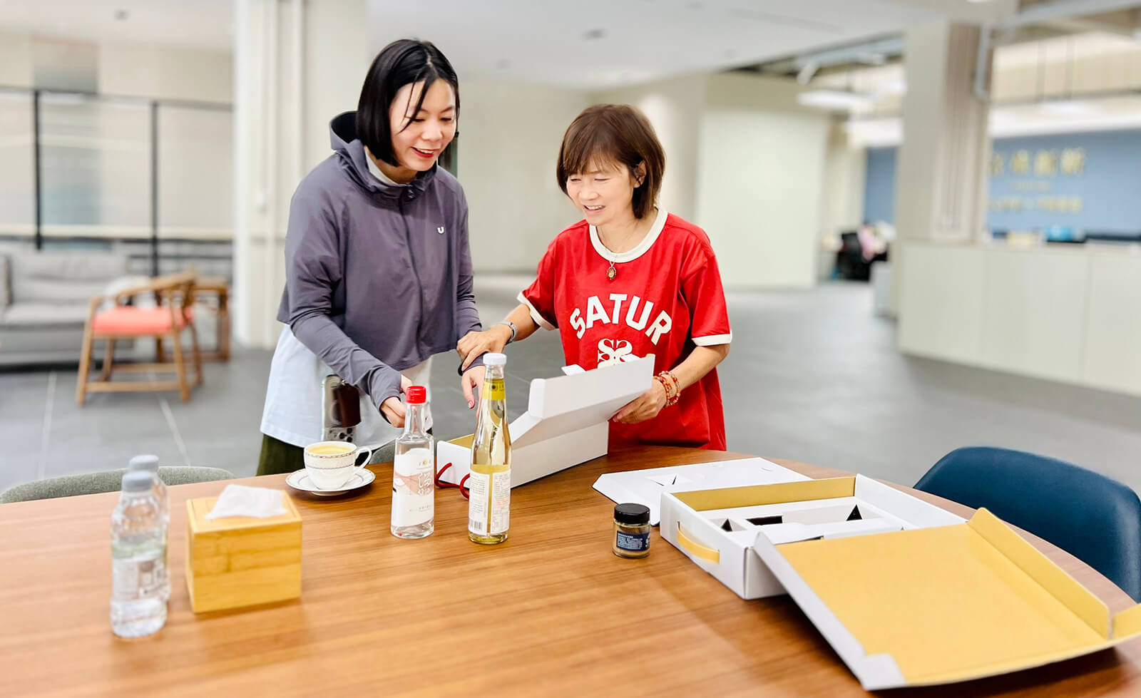 品牌部與同仁討論定案中秋禮品，展現集團精緻美學