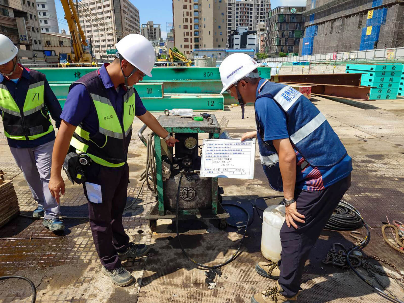 現場工程人員會同監造進行水平支撐預力加壓查驗