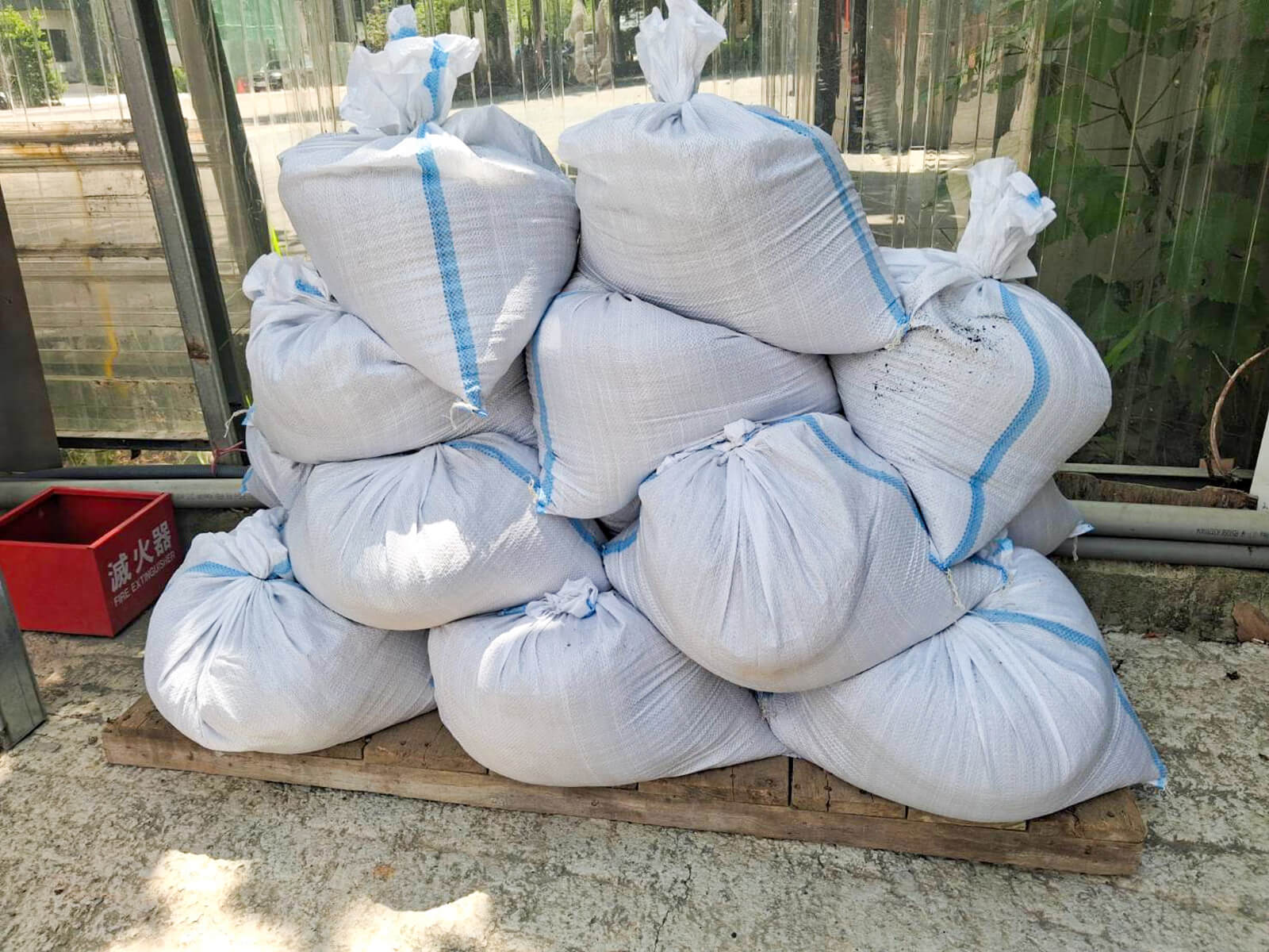 現場完成防汛沙包製作與堆疊，防範颱風強降雨積水風險
