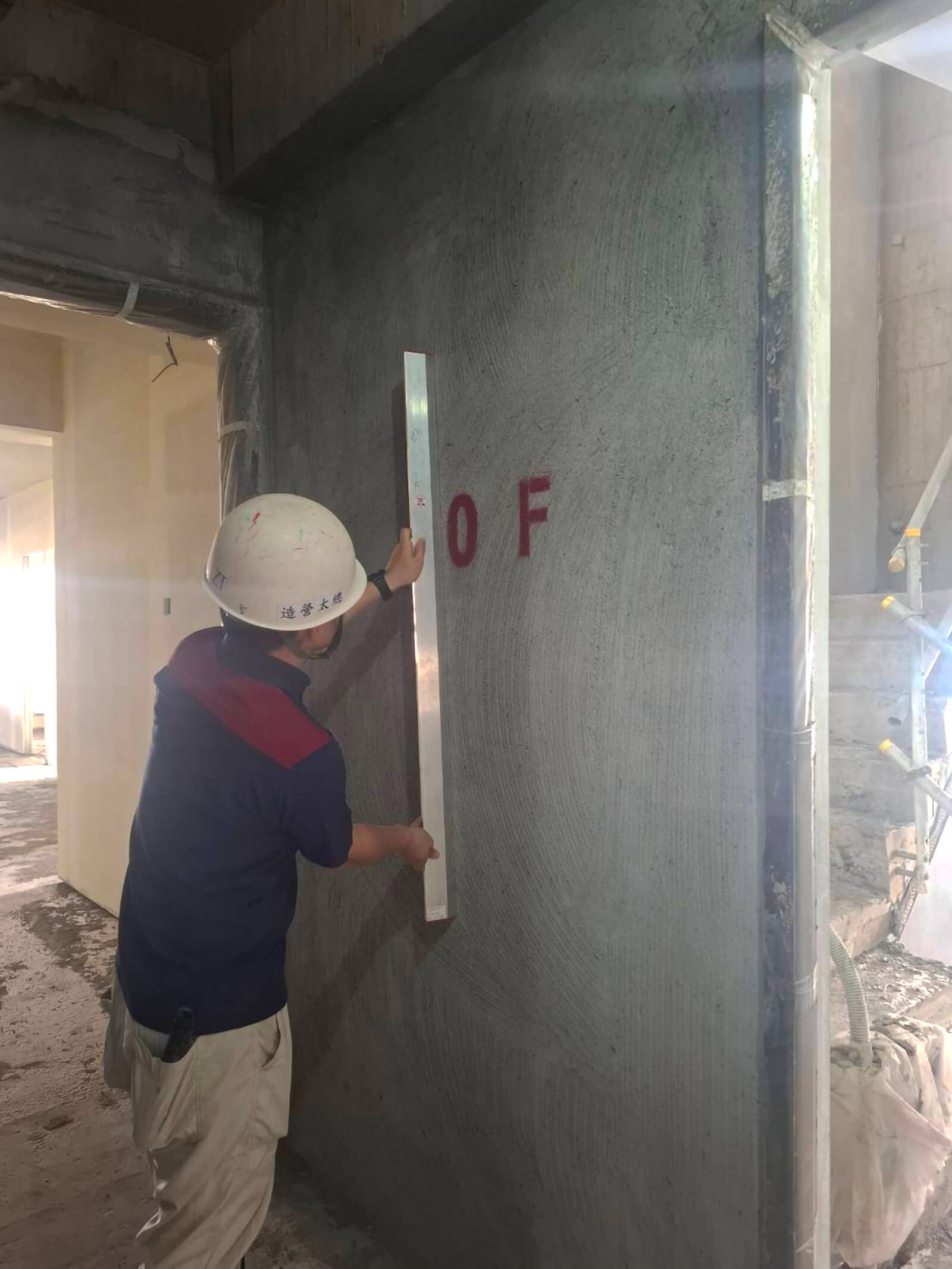 進行 10F 室內泥作粉光完成面平整度量測