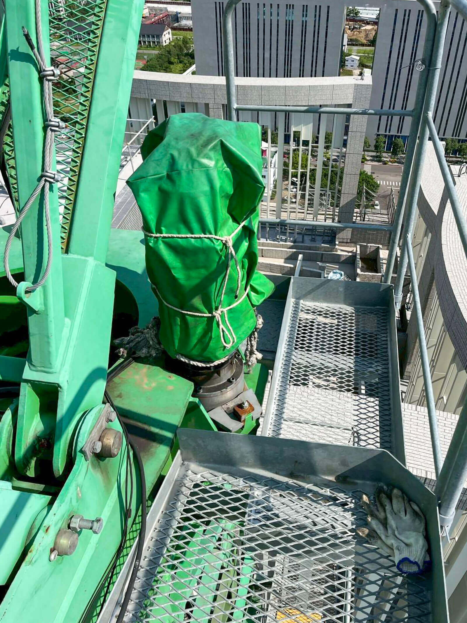 塔吊颱風前機構安全檢查，放鬆煞車系統並每日拍照留存