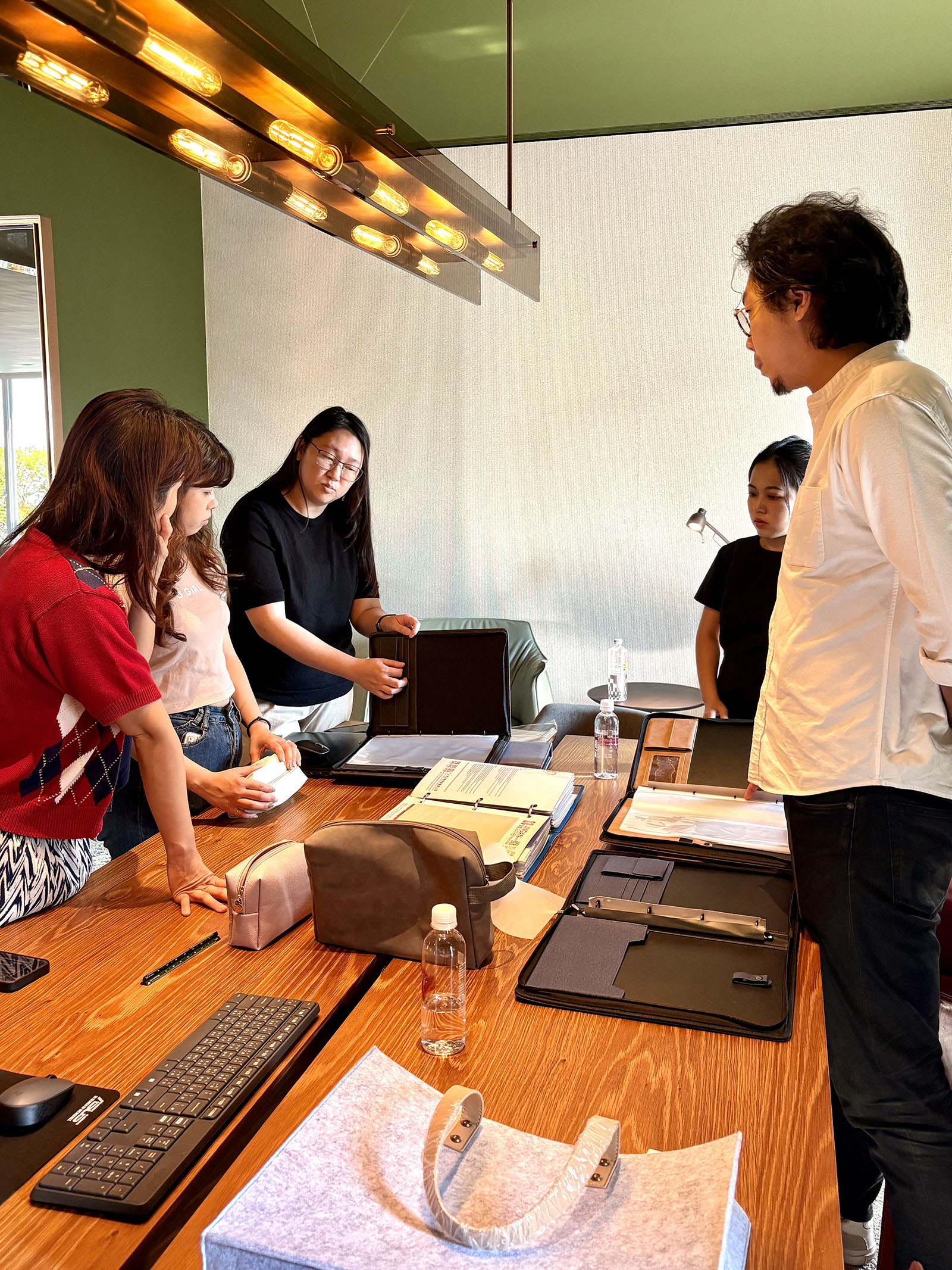 富華建設精心選定客變萬用包與交屋資料夾，比較材質與細節設計