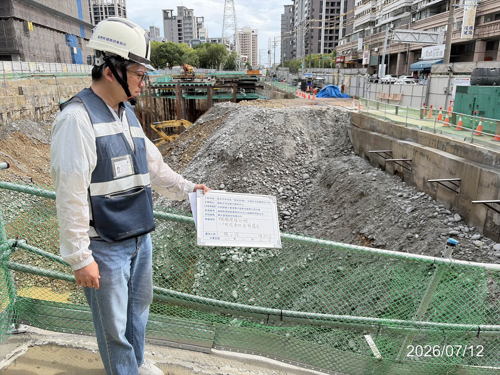 颱風過後工程師會同監造檢查邊坡穩定度，確認無雨水沖刷損壞