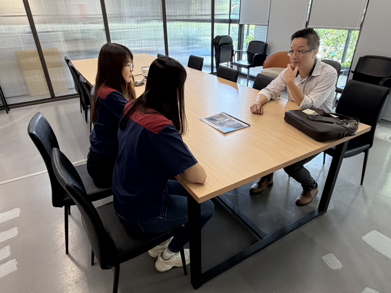 採發同仁參加廚具與衛浴廠商智能家電介紹，研析隱形化科技趨勢