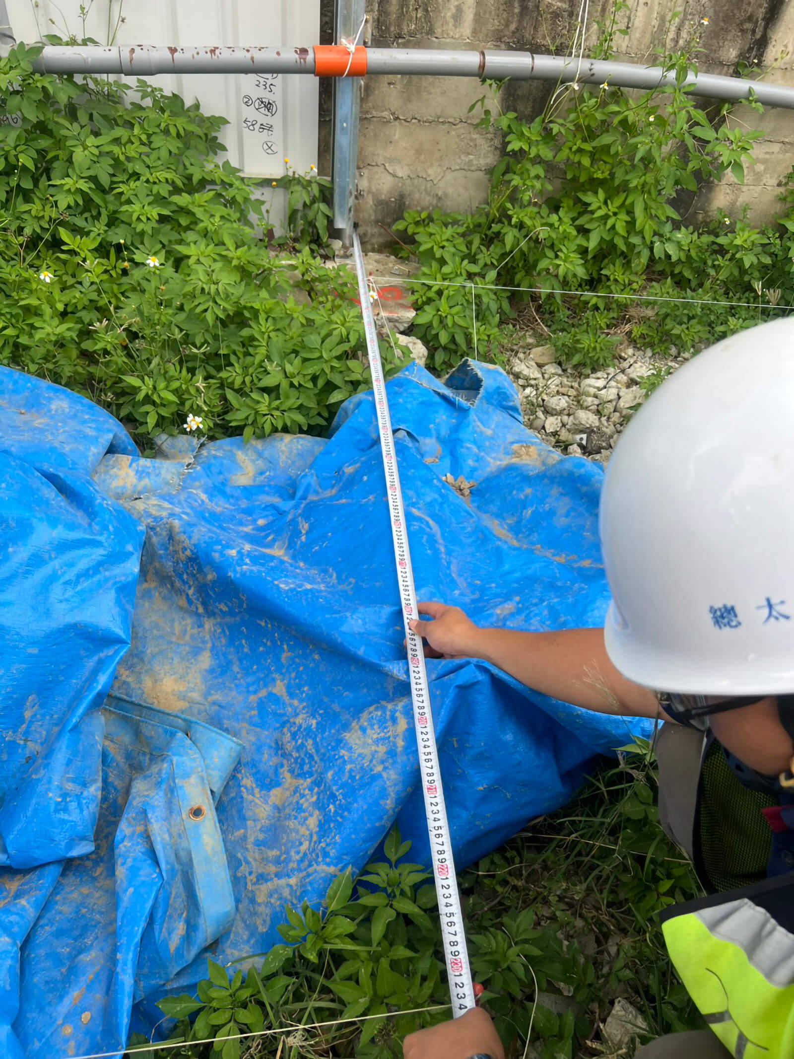 工務丈量基地外牆線放樣尺寸，確認與凸面精準吻合