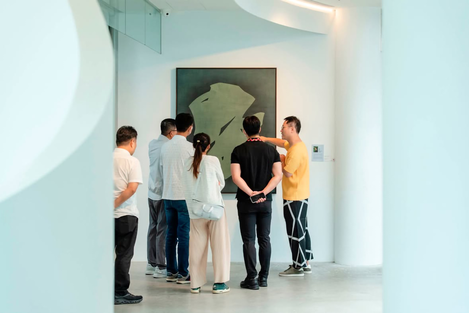 來賓於之序接待中心漫步展場，感受藝術與生活交織的美好
