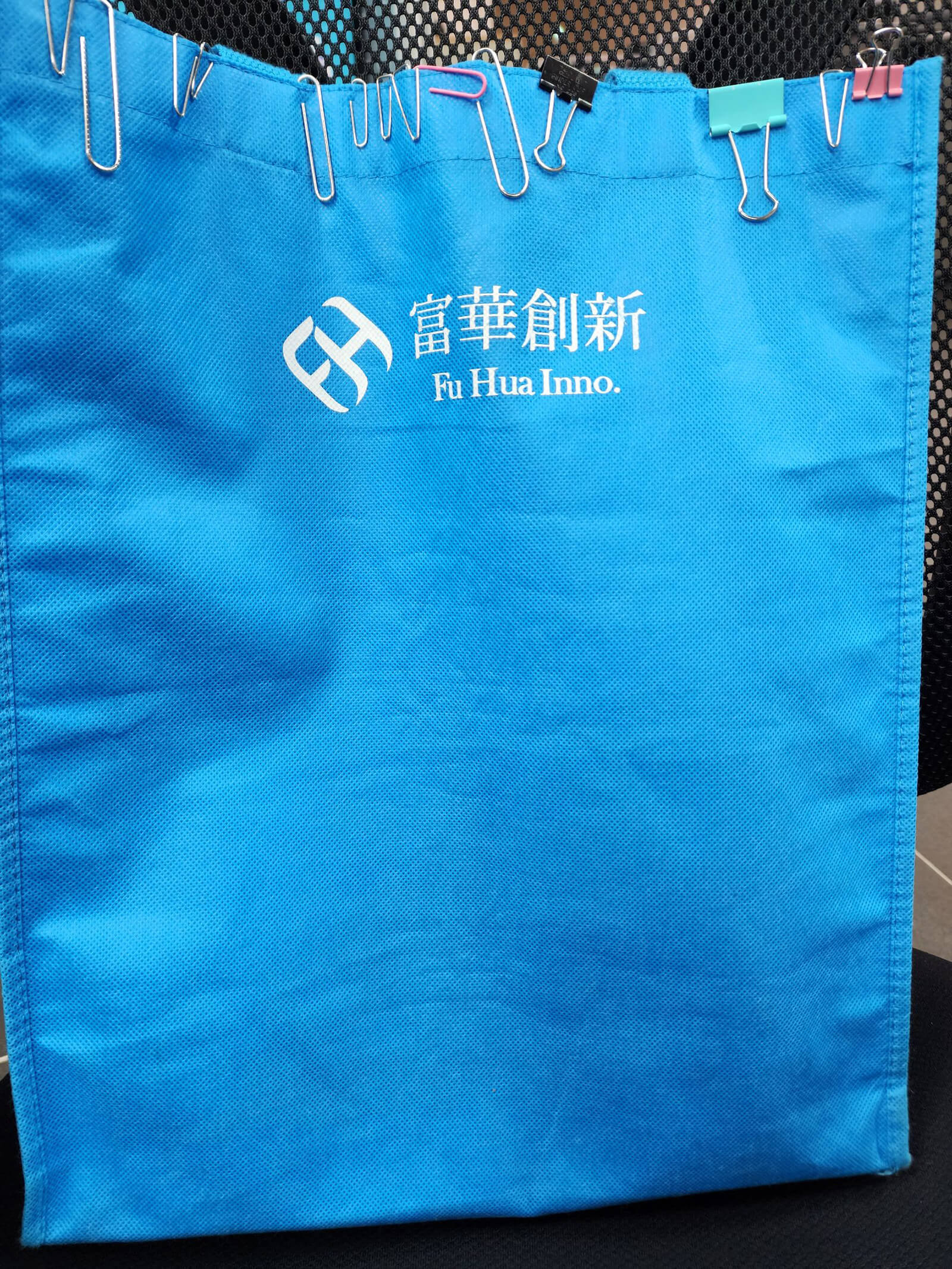 財務部同仁將各項重要文件與業務資料整理妥當送至銀行聯繫窗口