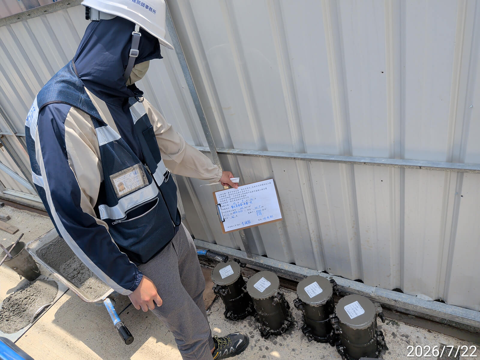 背填混凝土澆置作業現場抽驗坍度與溫度，製作試體落實品管