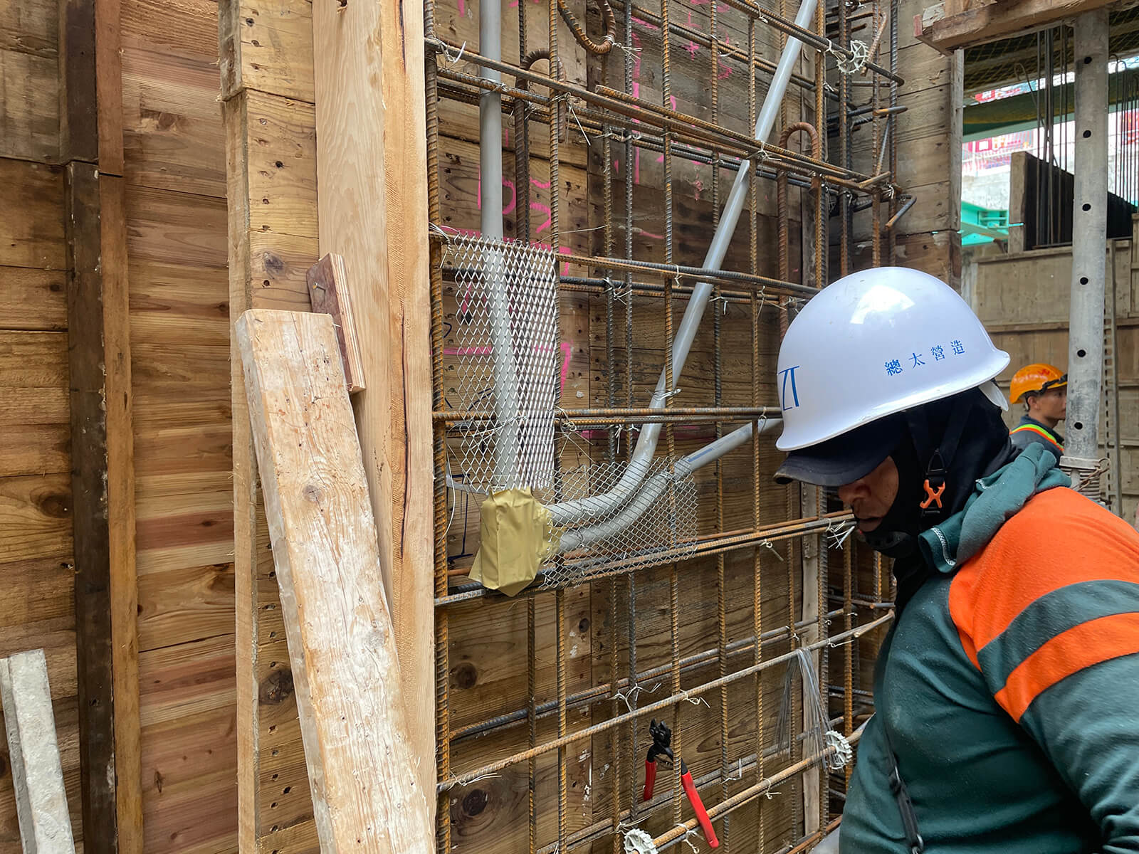 柱牆機電配管作業現場，柱牆水電配管與定位施工