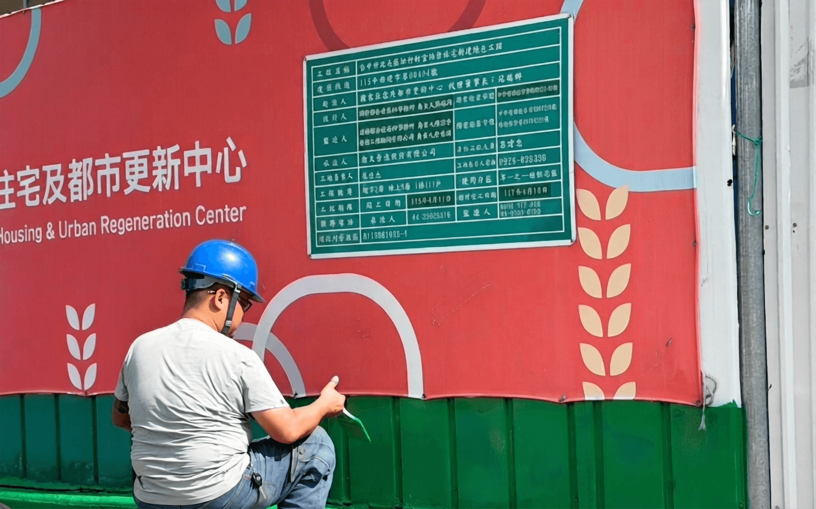 工務進行防溢座油漆修補，迎接下週金安獎現場實地評選