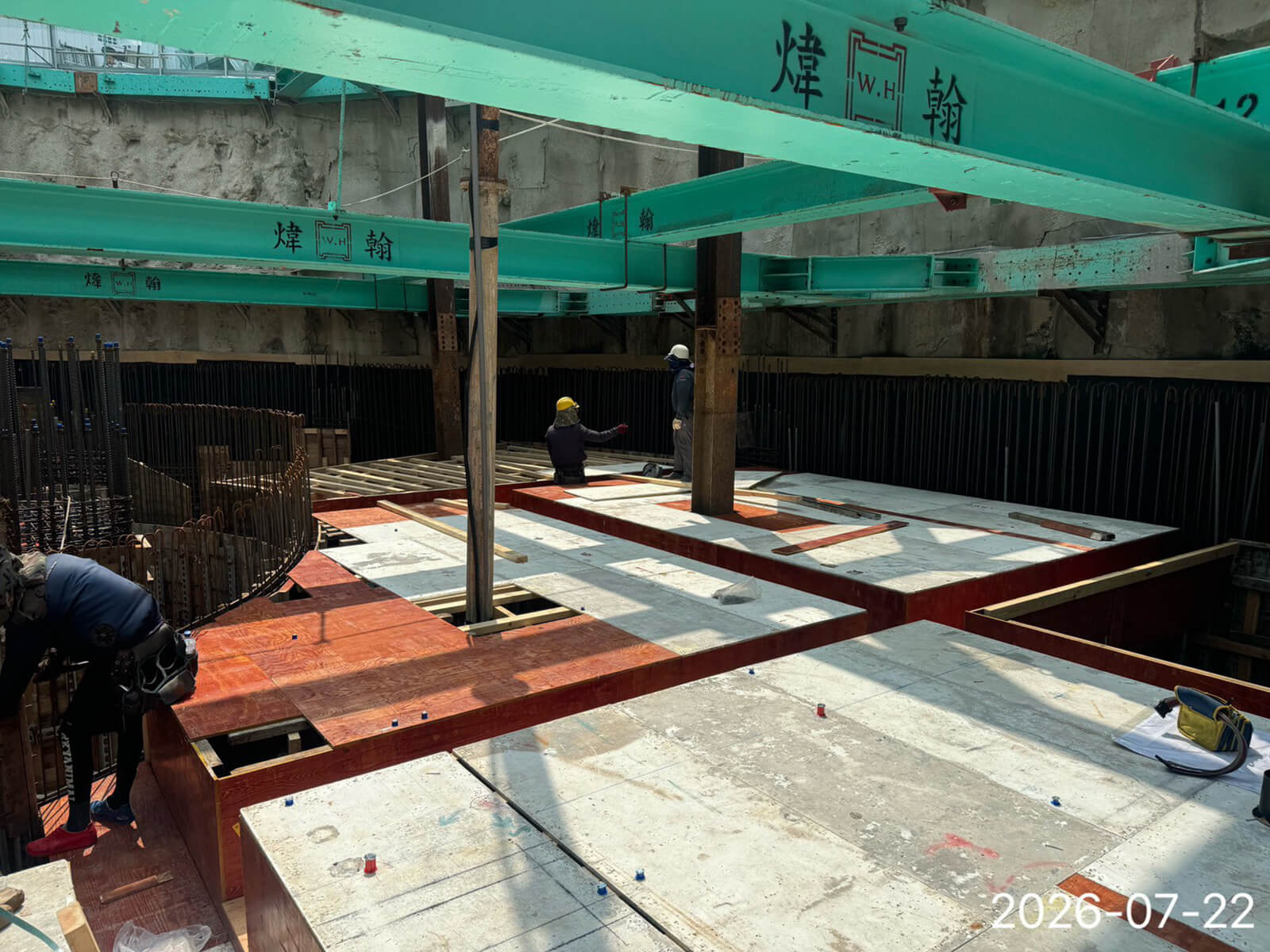 B2FL 梁版模板組立及高程覆核，確保接縫緊密防漏漿