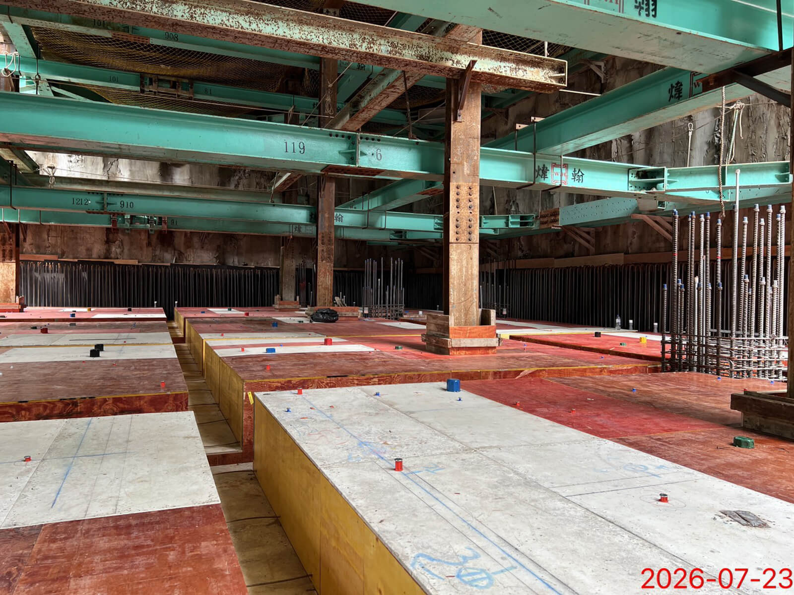 B2FL 版面出線盒安裝作業，依圖說精準定位防澆置位移