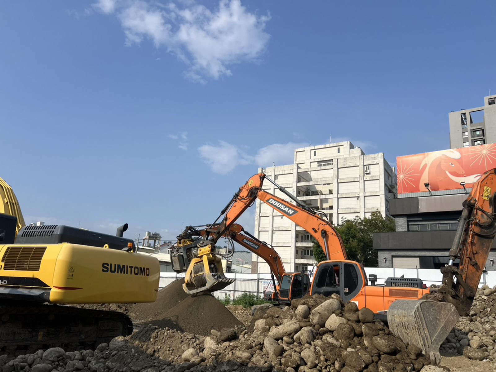 工班對工地現場土方進行篩分，將表土進行篩選作業