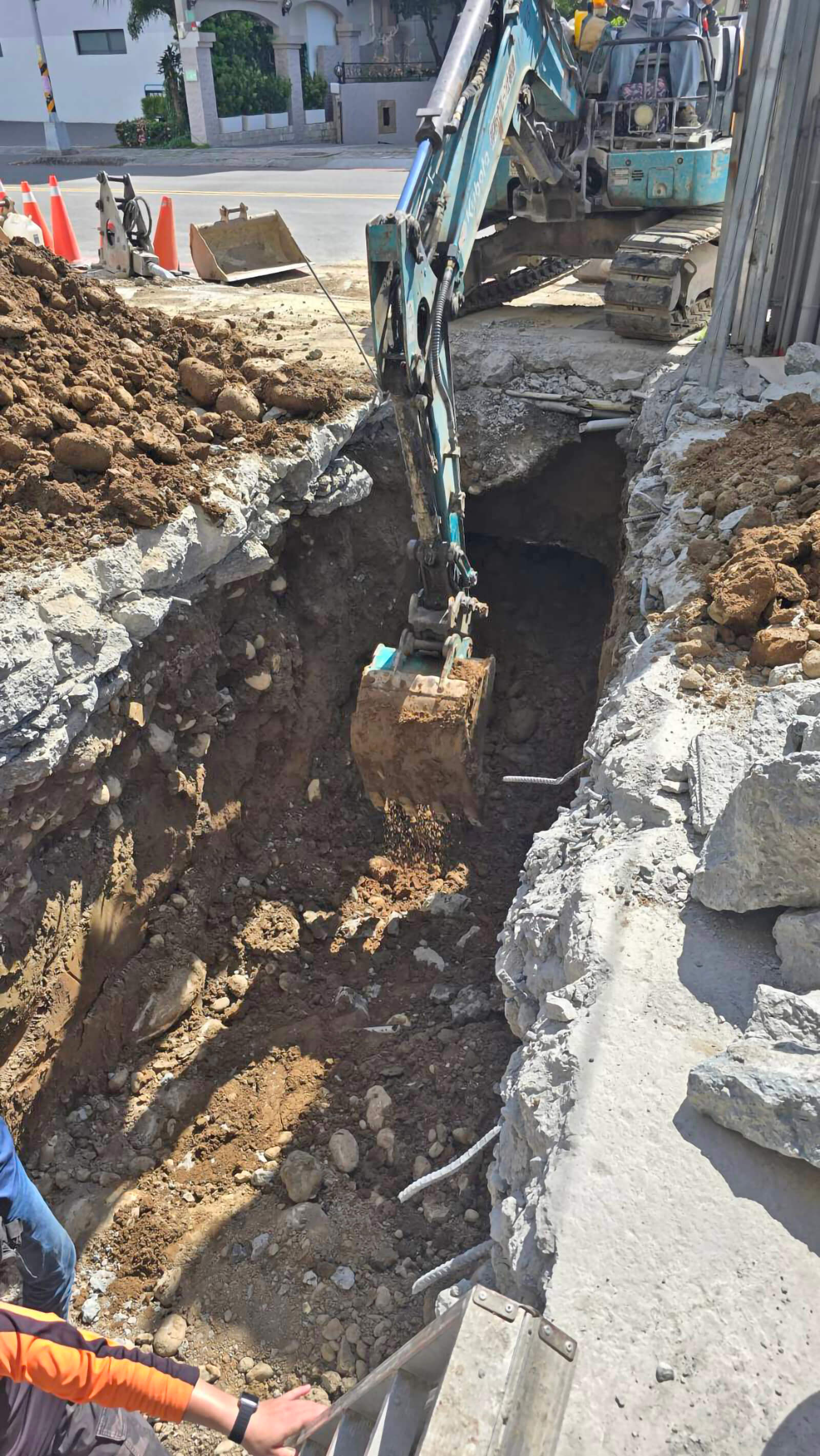 怪手將基地內管線開挖至指定深度，連接預留孔至主幹管