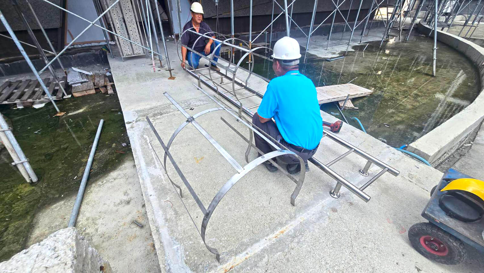 門廳進行金屬鋁爬梯安裝，立直靠牆面並精準對中鎖固