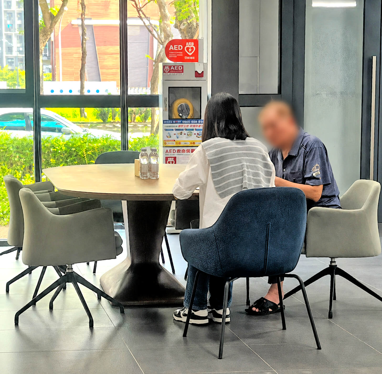 客服同仁於太原總部親切接待來訪客戶，耐心地提供建案相關諮詢