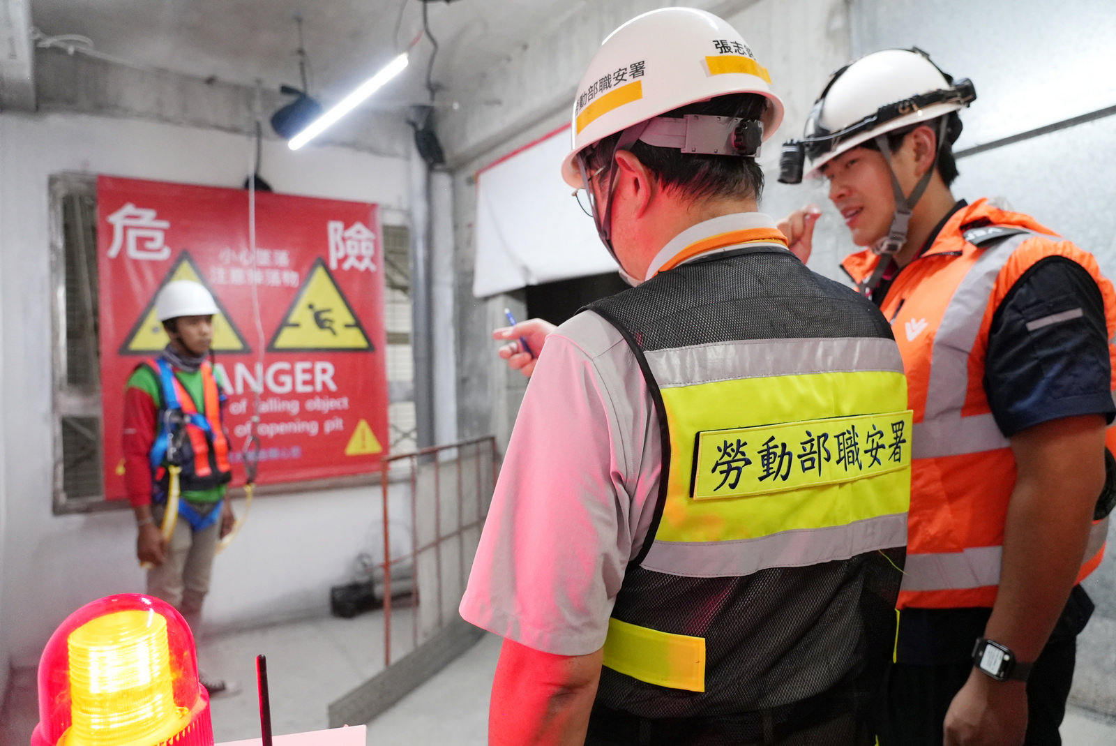 評審委員與團隊實地巡查工地，細緻檢視各項防護與安全圍籬等規劃