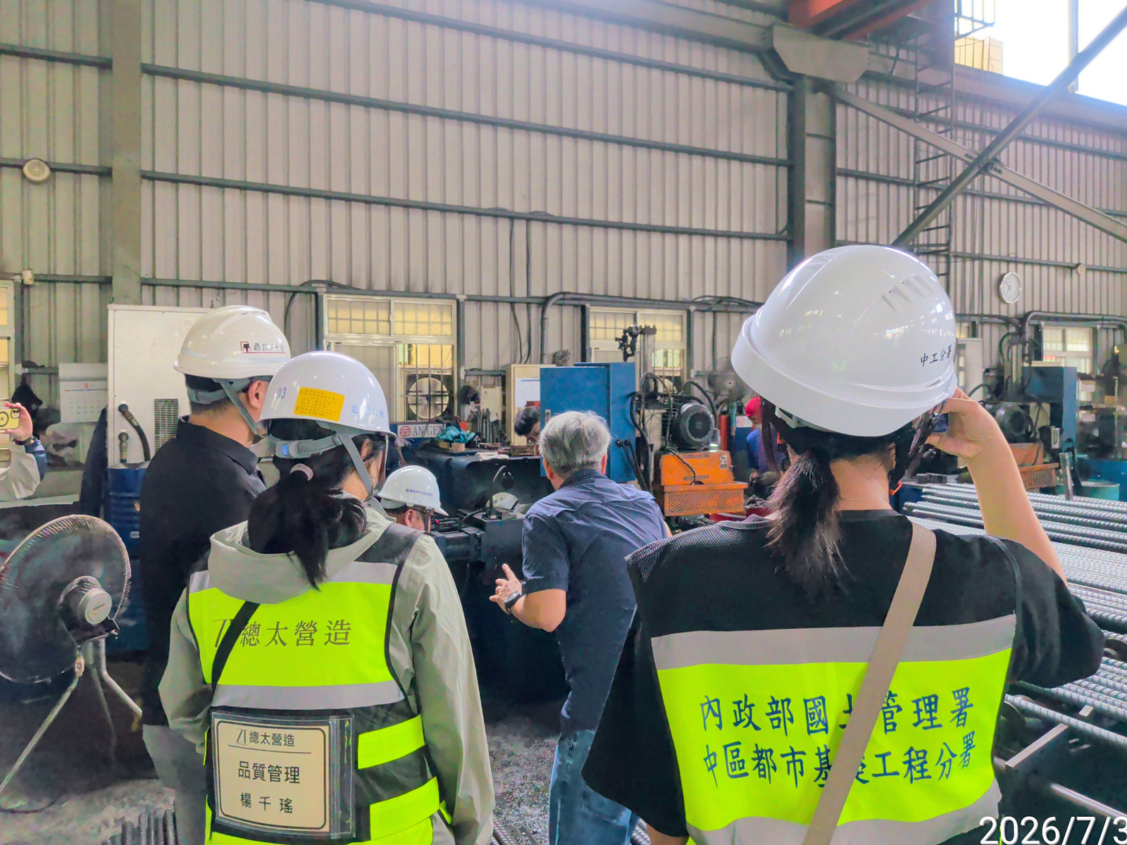 會同監造及耐震技師至續接器廠驗，現場抽樣製作試體送驗