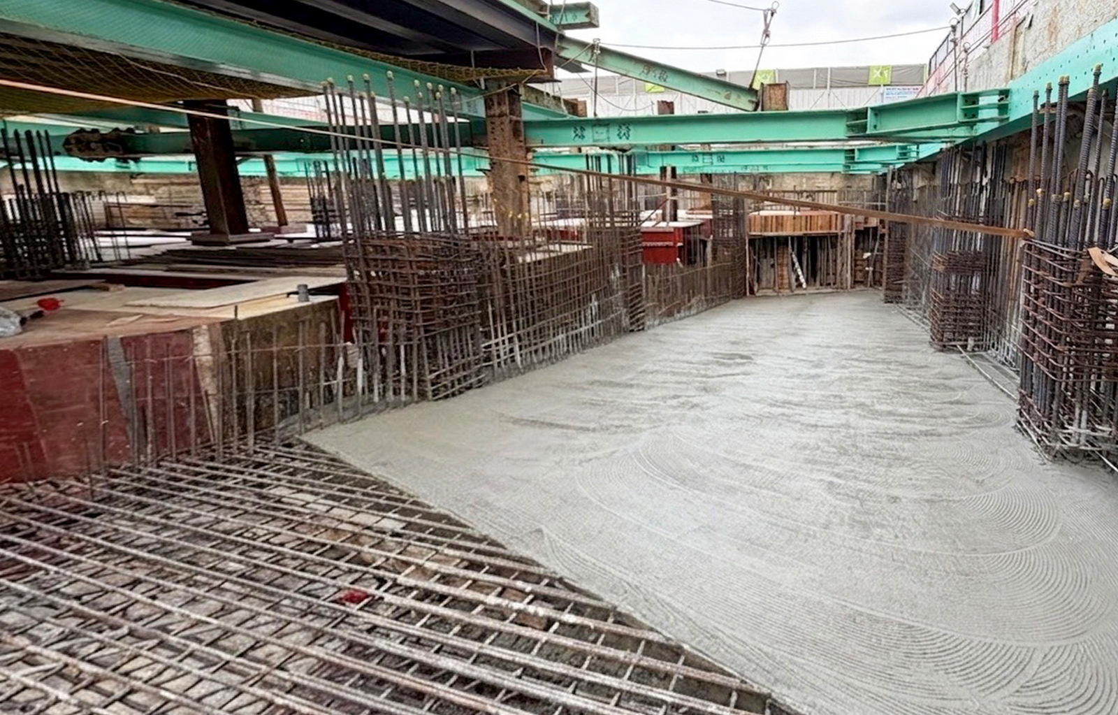 車道及水箱混凝土澆置作業現場，確實進行灌漿品質控管