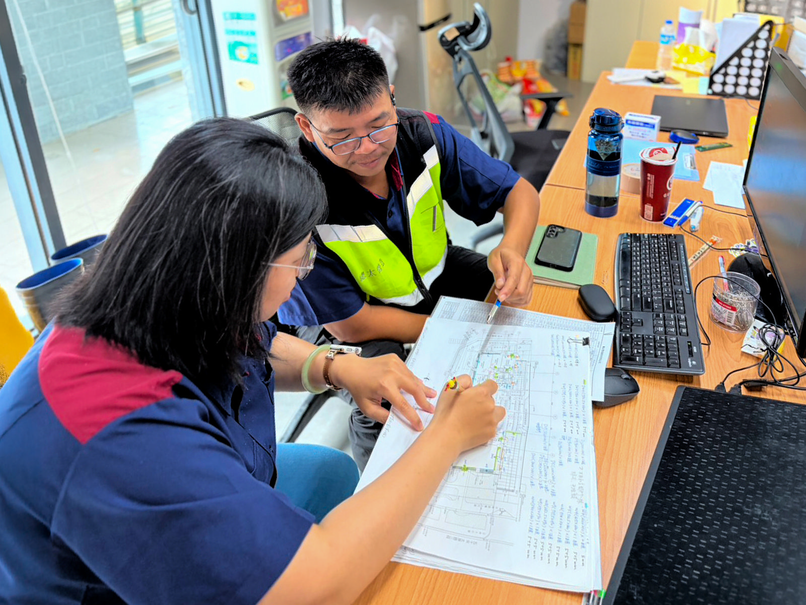 採發部同仁與工務同仁針對鋁門窗圖說進行跨部門對圖會面