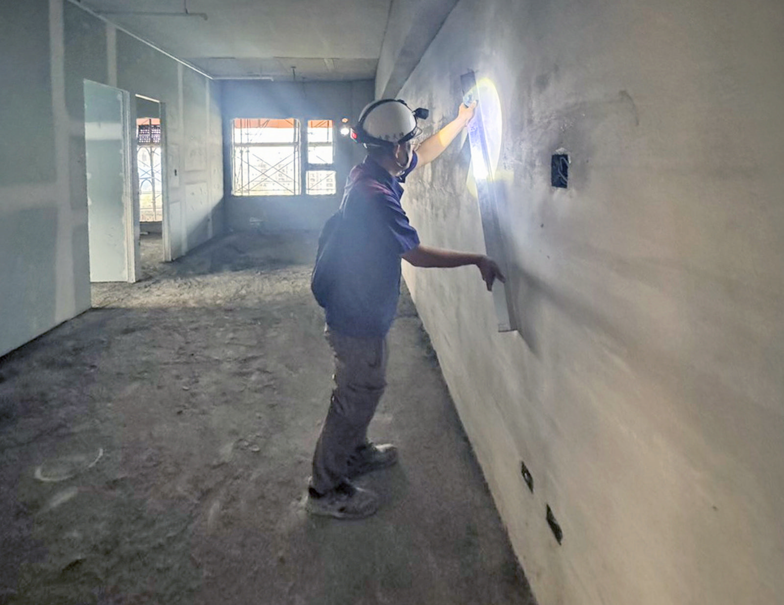 12F 室內泥作查驗，使用整平尺確認打底及粉光完成面平整度
