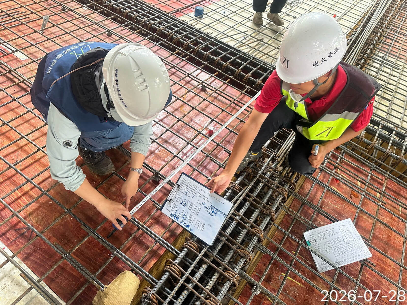 會同監造單位進行 B2FL 梁版鋼筋查驗作業，把關施工品質