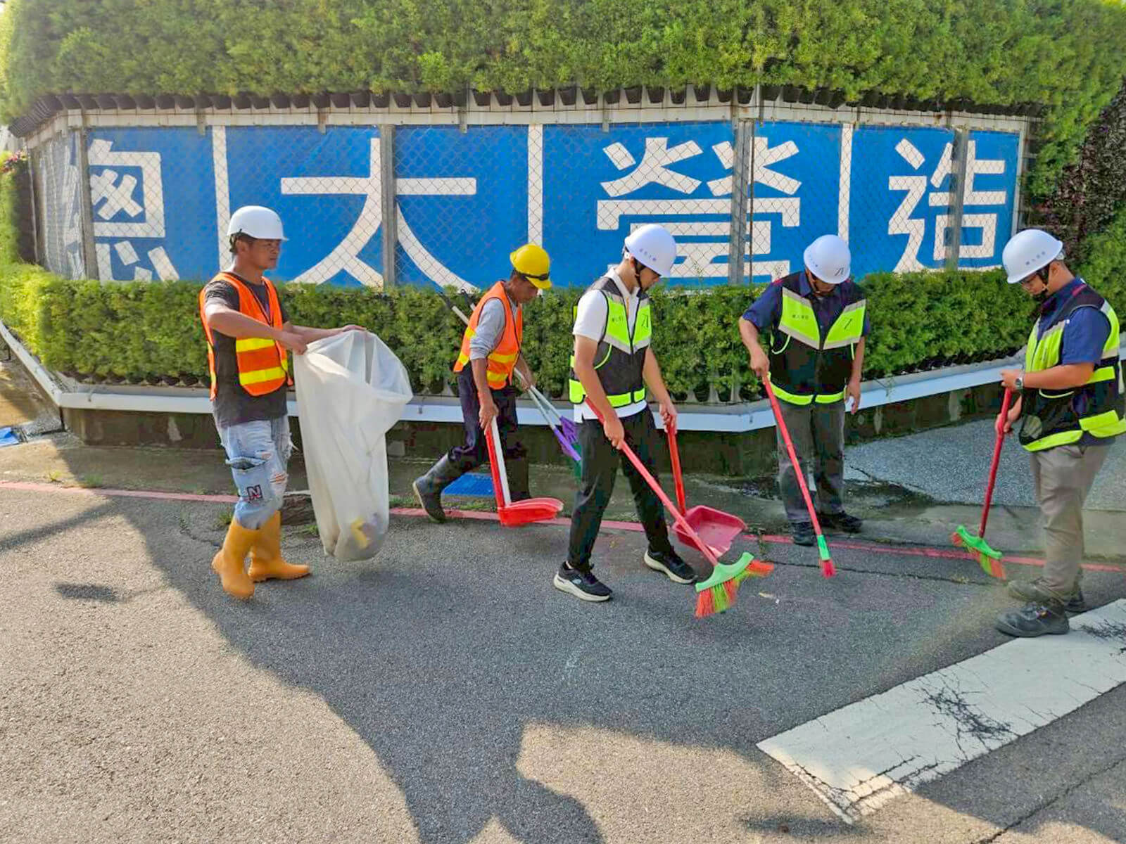 同仁定期打掃工區周遭道路環境，提供民眾乾淨安全的用路空間