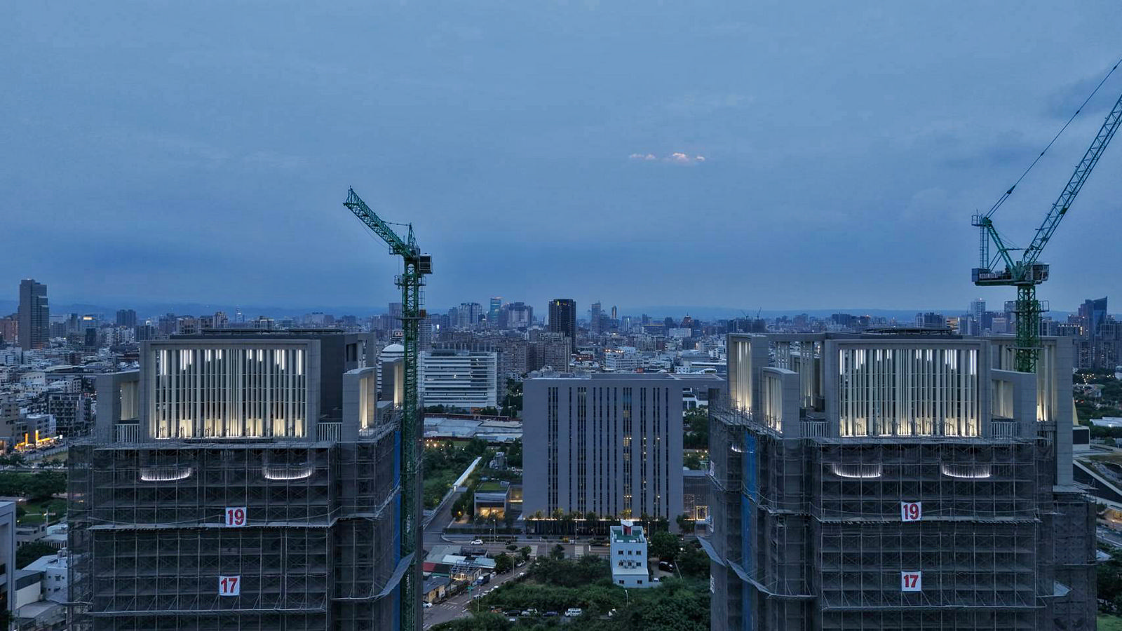 A、B 棟牌樓進行燈光測試，確認照度與角度符合設計規劃