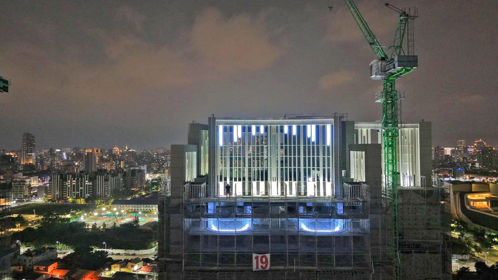 牌樓格柵燈光效果展示，呈現精緻美學線條
