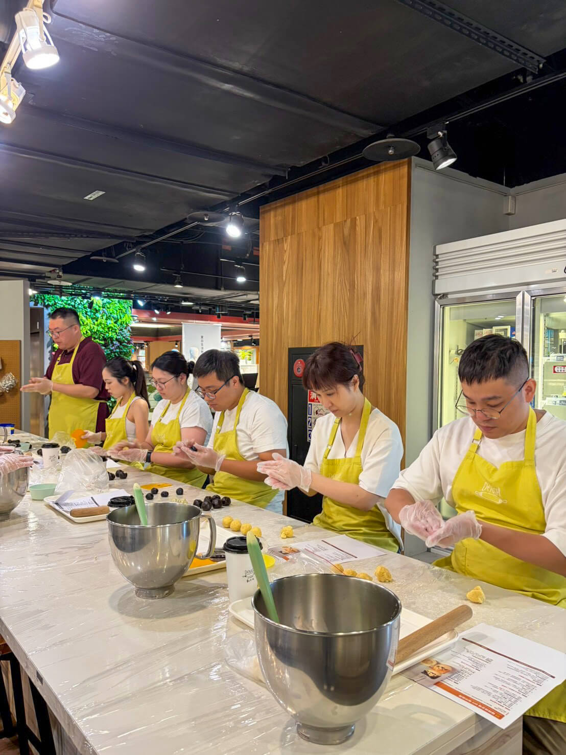 於 Dough 動手玩金典店親手體驗月餅製作，為中秋節禮品進行評估與準備，傳遞最真摯的心意