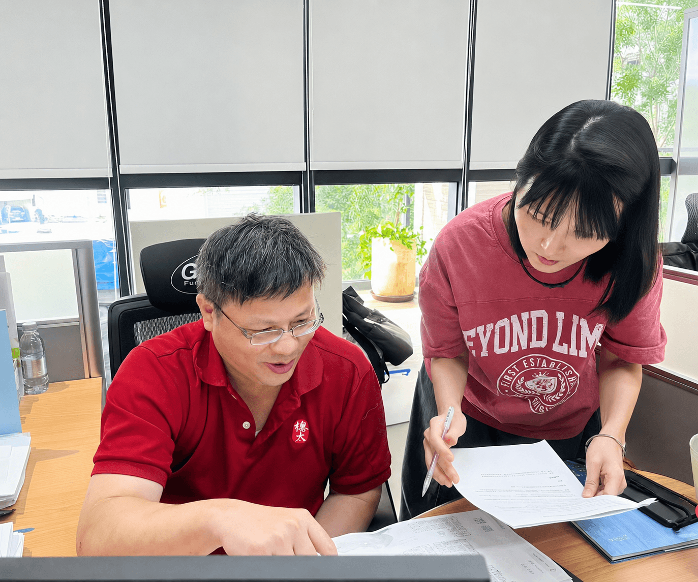 客服部同仁與金俊協理討論案件進度並交流優化作業系統之需求