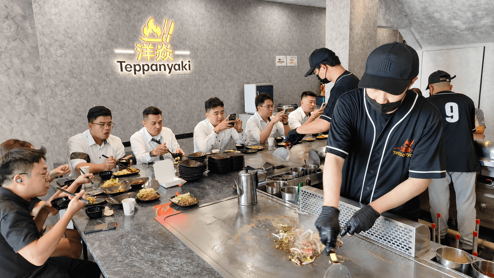 平價餐飲品牌洋焱鐵板燒正式開幕首日吸引大批顧客