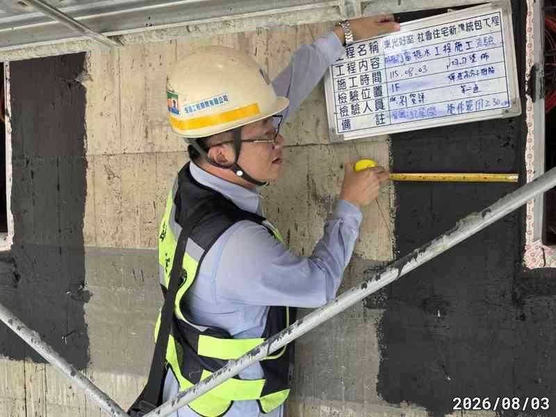 使用捲尺實地量測牆面防水塗佈範圍尺寸以確認符合規範