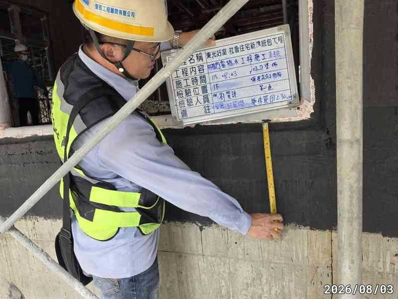 於窗框角隅處補強抗裂鐵網以防漏水隱患並把關工程品質