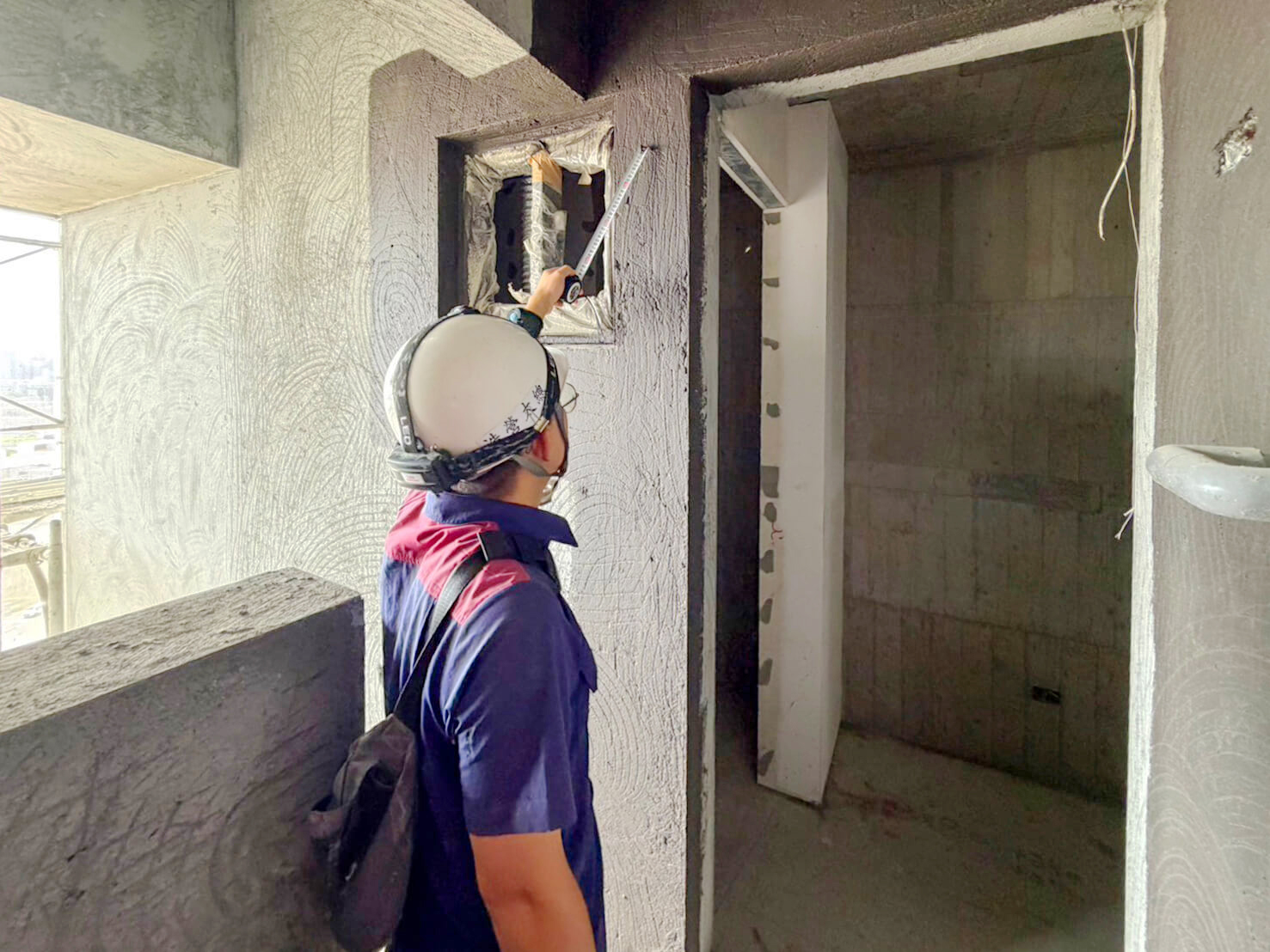 窗框打底後施作 RA3 防水並查驗防水材寬度達 30cm 規範值