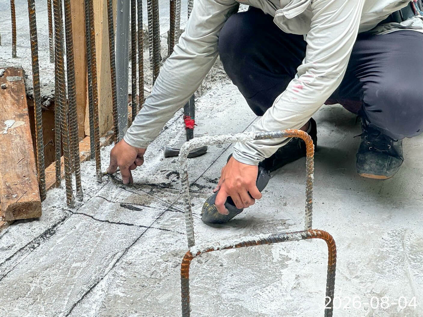 依基準線量測各柱牆梁位置以核對結構尺寸偏差在容許範圍內
