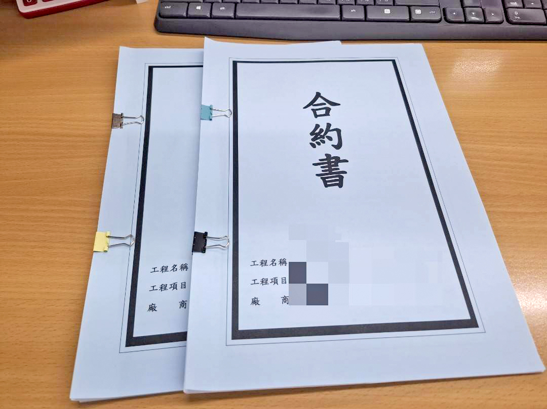 財務同仁於太原總部逐筆核對工程合約總價、抬頭與用印，落實會計帳務稽核