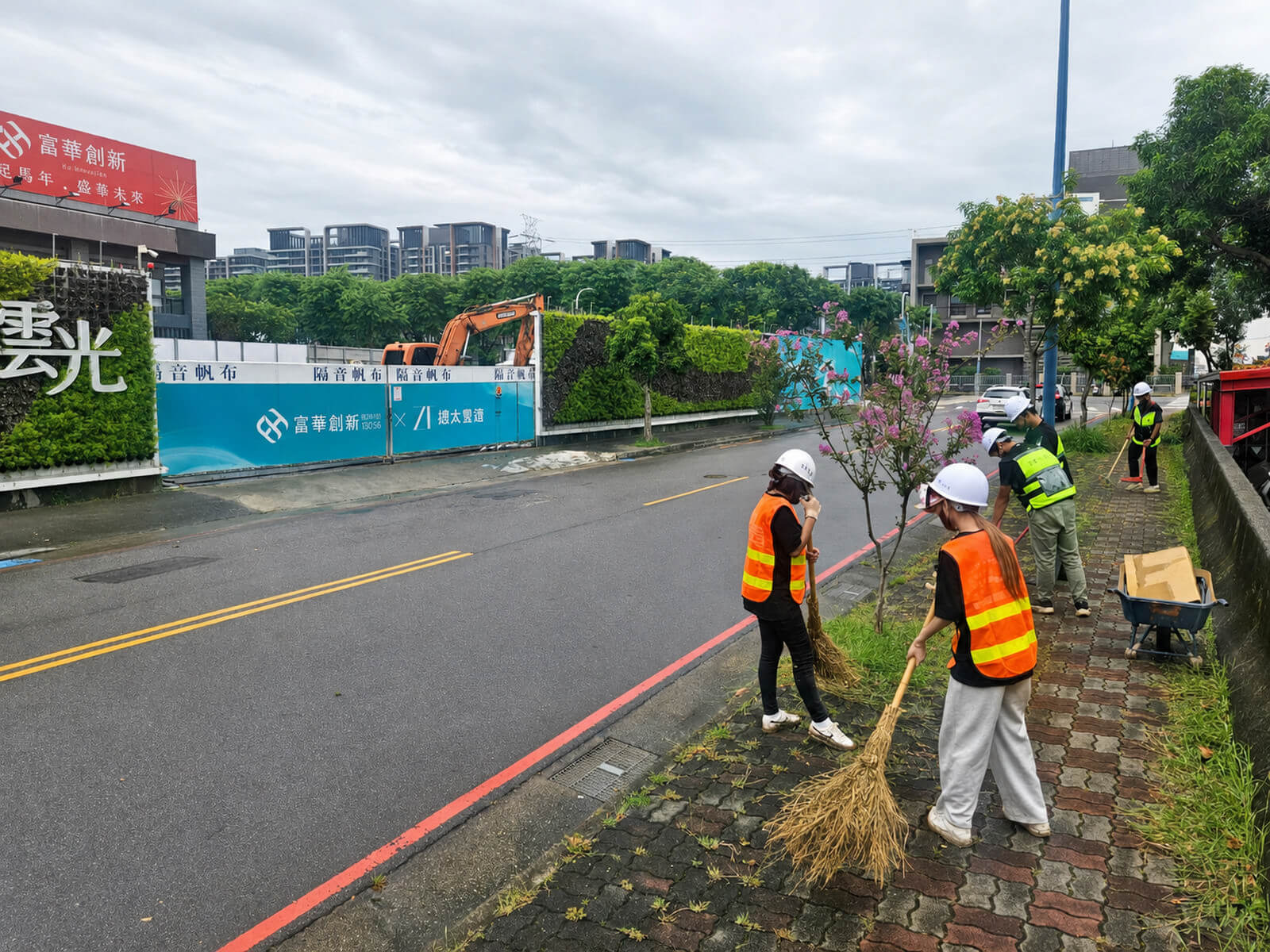 敦親睦鄰清掃活動，工作人員落實工區外圍道路與人行道整潔維護