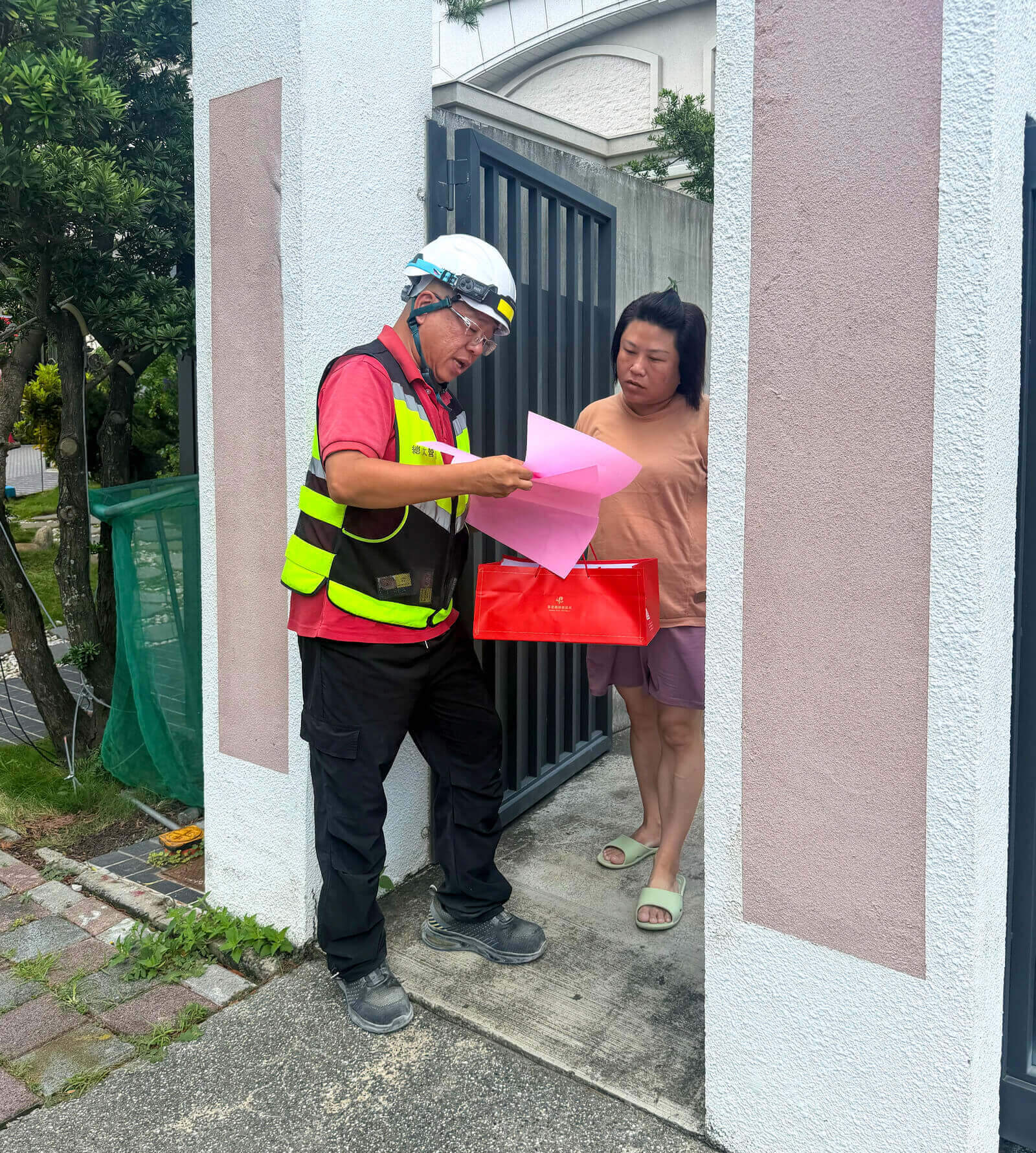 因應塔吊拆除作業封閉道路，提前於各路口架設告示牌說明管制範圍