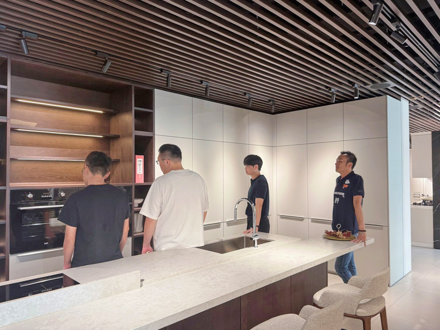 設計同仁參訪新案廚具以利後續配置規劃與選配參考