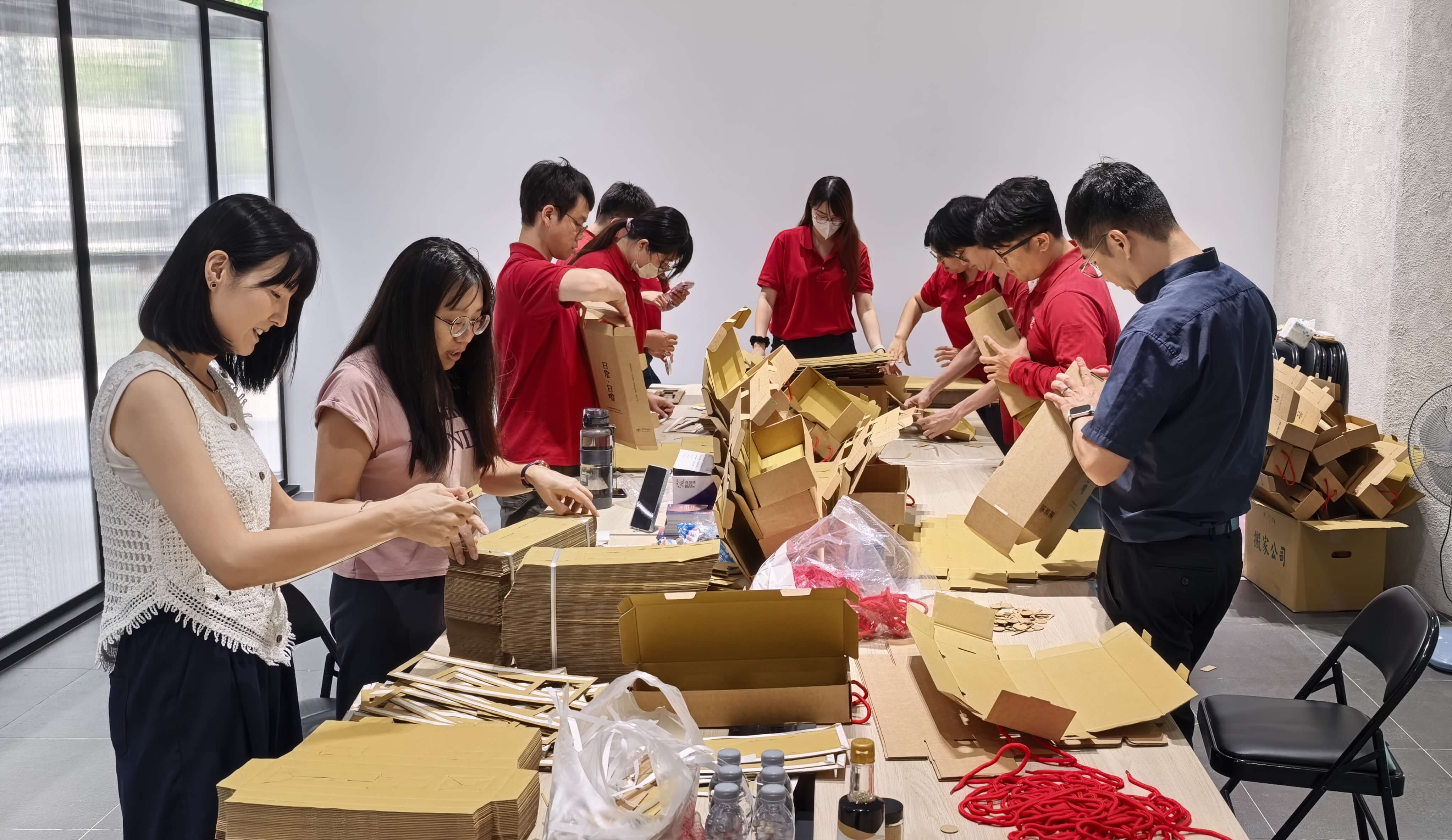 團隊齊心投入中秋禮盒包裝作業，親手完成每一道工序。