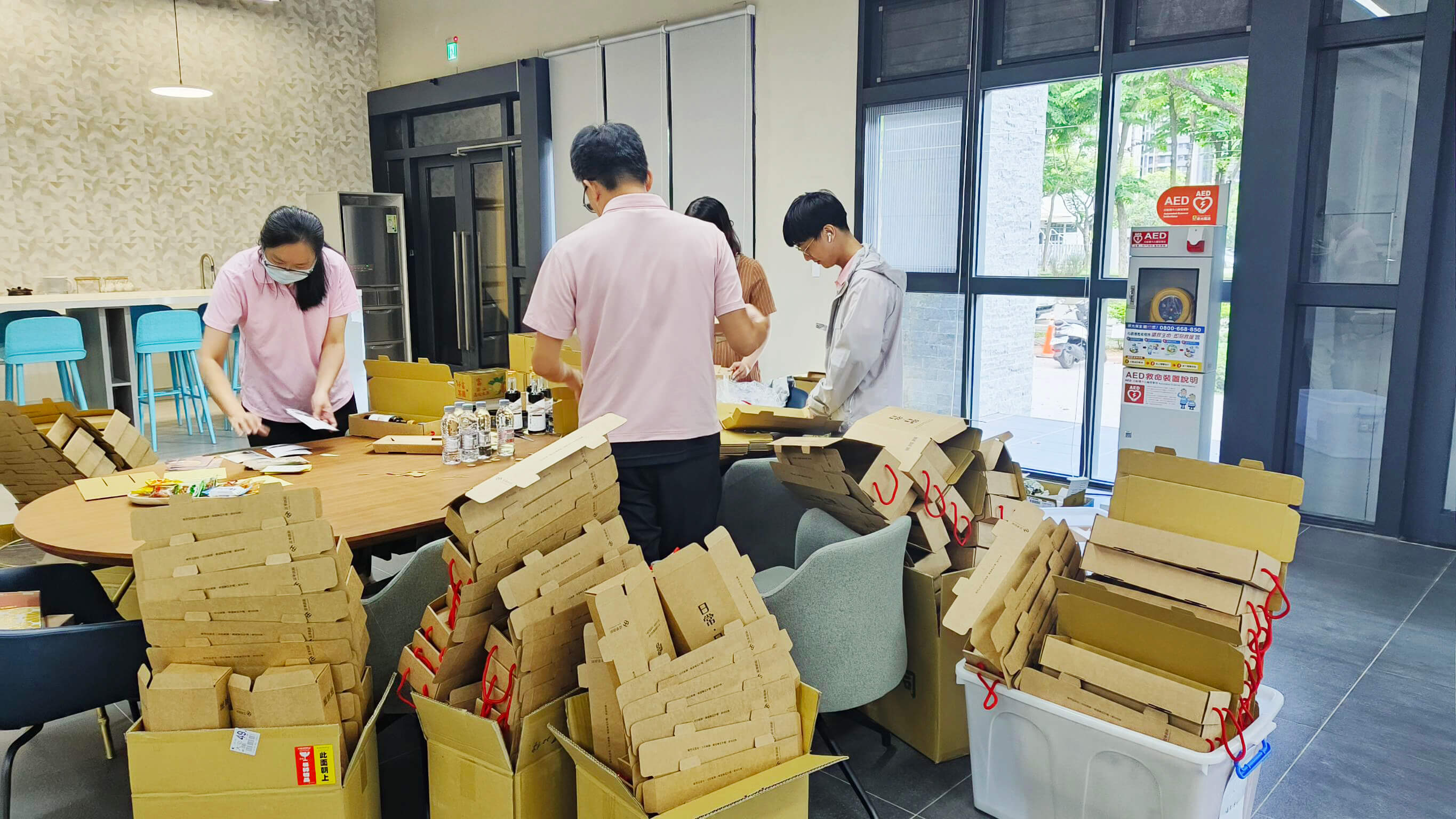 從折盒、組裝到裝盒，大家分工合作，細心完成禮品包裝。